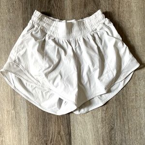LULULEMON SIZE 4 TALL WHITE HOTTY HOT SHORTS